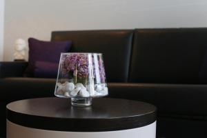 a vase with flowers on a table in a living room at Schiller 5 Hotel in Munich