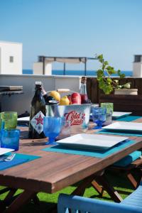 Ποτά στο NEW APARTMENT WITH BIG TERRACE 10 Min WALK TO BEACH SUPERMARKETS