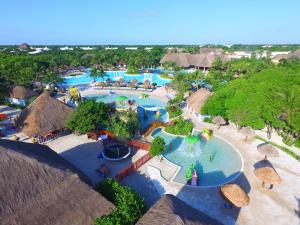 einen Luftblick auf einen Wasserpark in einem Resort in der Unterkunft Grand Palladium Kantenah Resort & Spa - All Inclusive in Akumal