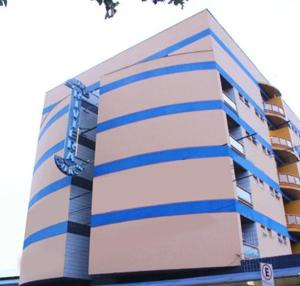 ein Gebäude mit blauen und weißen Streifen darauf in der Unterkunft Riviera Palace Hotel in Sete Lagoas