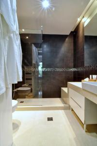 W łazience znajduje się prysznic, umywalka i toaleta. w obiekcie EDEM Villa sea-front w mieście Perama