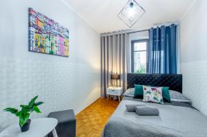 ワルシャワにあるClickTheFlat Wilcza Street Apart Roomsの小さなベッドルーム(ベッド1台、テーブル付)
