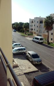 uma vista para uma rua com carros estacionados num parque de estacionamento em Salgados Village T1 em Albufeira