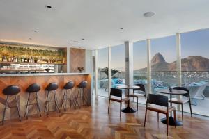 a bar with a view of the mountains at Yoo2 Rio de Janeiro by Intercity in Rio de Janeiro