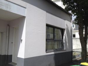 una ventana en el lateral de un edificio blanco en Le Loft, l'annexe en Lorient