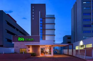 a building with a sign that reads hos suites at ibis Styles Ribeirao Preto Braz Olaia in Ribeirão Preto