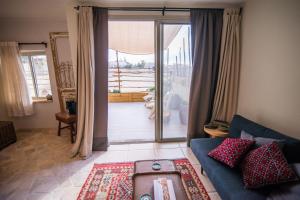 un soggiorno con divano e porta scorrevole in vetro di Desert Home a Mitzpe Ramon
