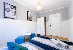 Łóżko lub łóżka w pokoju w obiekcie ClickTheFlat Żurawia Street Apart Rooms