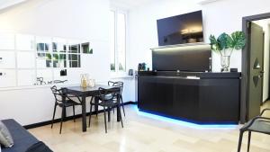 En TV eller et underholdningssystem på LUX- Spanish Steps 60A Exclusive Suite Apartment