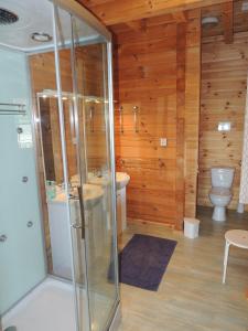a bathroom with two sinks and a toilet at Maisonnette L'Arrivée in Autoire