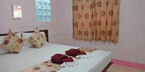 twee bedden met handdoeken bovenop in een kamer bij hello meme house in Koh Lanta