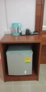 een tafel met een aanrecht met een blender bovenop een koelkast bij hello meme house in Koh Lanta