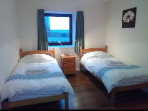 Fotografie z fotogalerie ubytování Berryhill Cottage - 3 bedroom 2 bathroom self-catering - sleeps 6 - Private off-road parking - Yard & Shed - Suit Contractors - Peterhead 1 mile - Newly Refurbished - Underfloor Heating - Drying Room - Golf Driving Range - Cafe - Extensive Footpaths v destinaci Peterhead