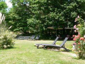 a row of lounge chairs sitting in a park at Maisonnette L'Arrivée in Autoire