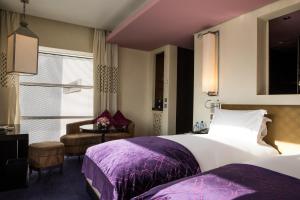 Un pat sau paturi într-o cameră la Sofitel Casablanca Tour Blanche