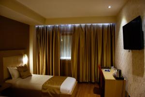 TV a/nebo společenská místnost v ubytování Sky 2 Hotel Tirana