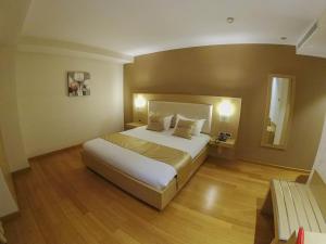 Postel nebo postele na pokoji v ubytování Sky 2 Hotel Tirana