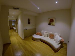 Postel nebo postele na pokoji v ubytování Sky 2 Hotel Tirana