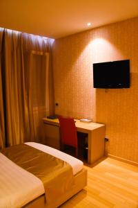 TV a/nebo společenská místnost v ubytování Sky 2 Hotel Tirana