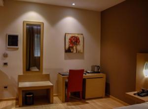 TV a/nebo společenská místnost v ubytování Sky 2 Hotel Tirana