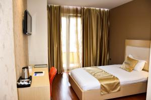 Postel nebo postele na pokoji v ubytování Sky 2 Hotel Tirana
