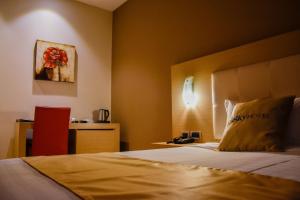 Postel nebo postele na pokoji v ubytování Sky 2 Hotel Tirana
