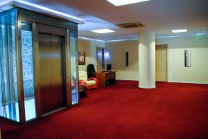 TV a/nebo společenská místnost v ubytování Sky 2 Hotel Tirana