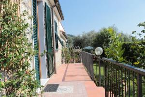 a balcony of a house with green shutters at Conosco Un Posticino in Lerici