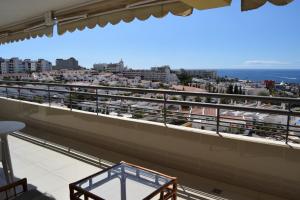アデへにあるApartamento grande en Playa la Pinta Puerto Colonの市街と海の景色を望むバルコニー