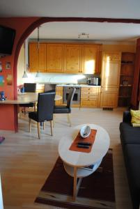 een woonkamer en een keuken met een tafel en stoelen bij CasaCreativa in Bad Windsheim