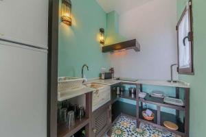 Een keuken of kitchenette bij Apartamentos Turisticos Bahia De Trafalgar