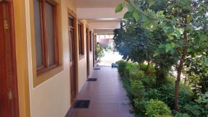 an empty hallway of a building with trees and plants at Concordia - Hospedaje in Cochabamba
