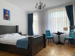 - une chambre avec un lit, une table et des chaises dans l'établissement Aleea Teilor, à Cîmpulung