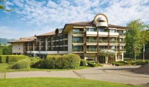 un gran edificio con una cúpula encima en Hotel *** & Spa Vacances Bleues Villa Marlioz, en Aix-les-Bains