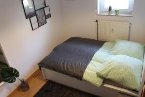 una camera con un letto e una coperta blu di Ferienwohnung Mila am Bodensee nähe Messe a Friedrichshafen