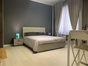 a bedroom with a bed and a table and a window at Divi Bed & Breakfast in Bari