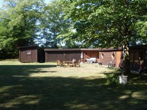a cabin with a table and chairs in a yard at Chokladvillan in Visby