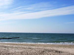 una playa con vistas al océano y al muelle en SONNENSEGEL App Nr 04 max 3 Pers en Dierhagen