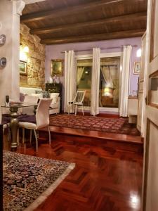 - un salon avec une table et un canapé dans l'établissement Sguardo Sul Barocco, à Raguse