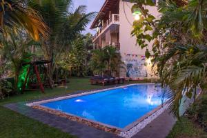 The swimming pool at or close to Hotel Finlanka
