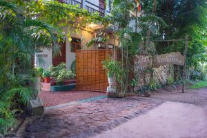A garden outside Hotel Finlanka