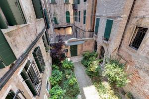 una vista aérea de un callejón en un edificio antiguo en CasaMisa Formosa 5193 en Venecia