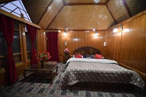 Uma cama ou camas num quarto em Goona palace houseboats