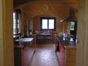 een keuken met een aanrecht en een klok aan de muur bij Chalet Blaich in Fort William