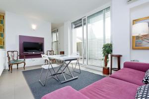 ローマにあるPiazza del Popolo Apartmentの紫色のソファとテーブル付きのリビングルーム