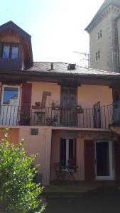 une maison avec des chaises sur le balcon dans l'établissement L'appartement d'Anna, à Annecy