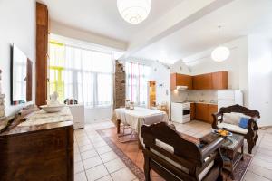 Gallery image of Town House for 6-16 with AC in Parikia