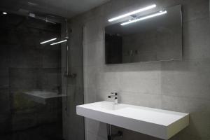 Koupelna v ubytování MEQUEDO EN ALCAÑIZ + 16 fotografií
