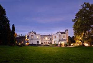 奥雷吉奥卡斯特罗Castello Dal Pozzo Resort Lago Maggiore - Preferred Hotels & Resorts的一栋前面有草坪的大房子