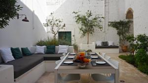 a living room with a couch and a table at Palazzo Cairney in Nardò